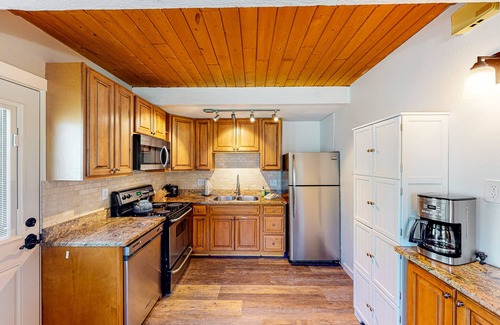 Vail Condo | Upper-level condo with a fireplace & washer/dryer - Vail Village bus access
