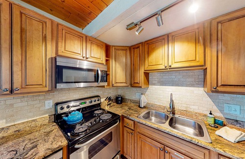 Vail Condo | Upper-level condo with a fireplace & washer/dryer - Vail Village bus access