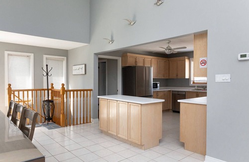 Wasaga Beach House | UPPER LEVEL GREAT PRICE, CLOSE TO BEACH ACCESS. Beautiful cottage, 5 star
