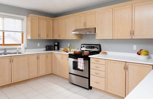 Wasaga Beach House | UPPER LEVEL GREAT PRICE, CLOSE TO BEACH ACCESS. Beautiful cottage, 5 star
