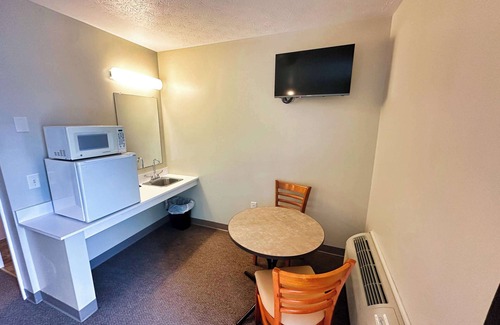 Lake City Apartment | Upper Level Lakeview Room