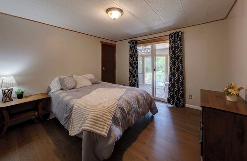 Sheridan House | Upper Rural Escape and Mountain Views