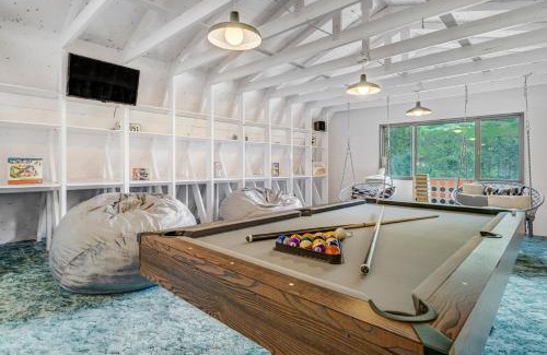 Cascade House | Upper Stone Lodge - Hot Tub & Game Room - Upper Unit