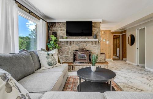 Cascade House | Upper Stone Lodge - Hot Tub & Game Room - Upper Unit
