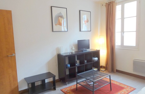Secteur 2 Apartment | Upper studio