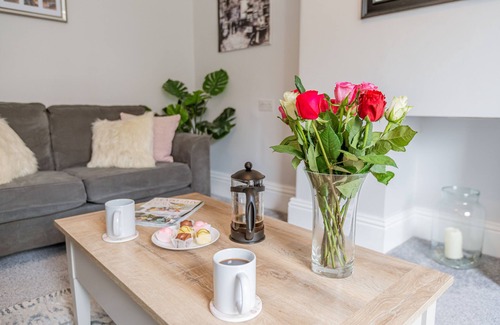 Harrogate City Centre Apartment | Upper Swan View Harrogate - Superb location. Sleeps 3. Dog Friendly. Refurbished