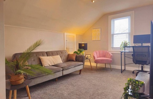 Ferndale Apartment | Upper Unit Apartment with 2 Bedrooms - Workspace -Walk to Downtown Ferndale