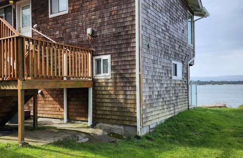 Coos Bay Apartment | Upper Water front Condo