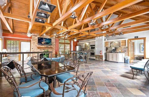 Astrodome Condo | Upscale 1BR Condo in Med Center