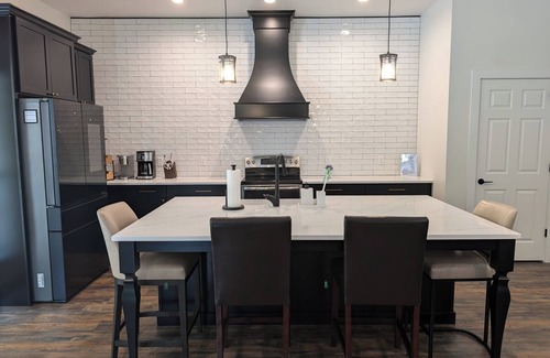 Maryville House | Upscale 2 Bed/2.5 Bath w/Lighted Pickleball Court&Fiber Internet near the Dragon
