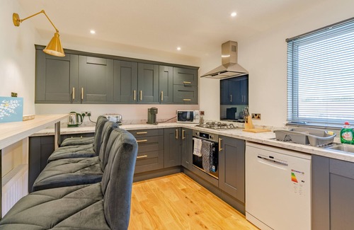 Newport Apartment | Upscale 2-Bed & Bath Flat in Newport