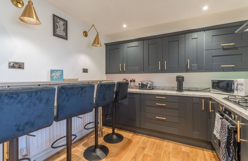 Newport Apartment | Upscale 2-Bed & Bath Flat in Newport