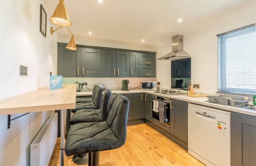 Newport Apartment | Upscale 2-Bed & Bath Flat in Newport