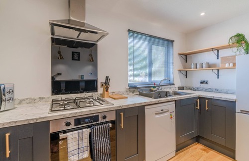 Newport Apartment | Upscale 2-Bed & Bath Flat in Newport