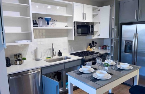 Charlotte Apartment | Upscale 2 Bed Suite—In Waverly!