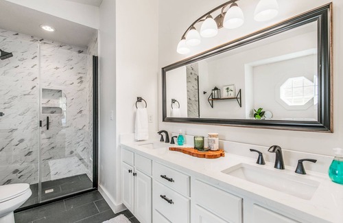 Springfield House | Upscale 2 Bedroom,2 Bath + Office located near Medical Mile