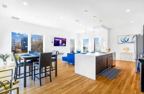 Cedars House | Upscale 2BR 4story Condo Downtown Dallas w/Rooftop Terrace & Skyline View