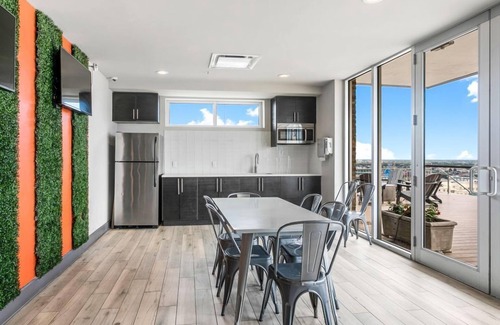 French Quarter Hotel | Upscale 2BR Condo Featuring Skyline Pool