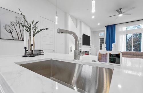 Dallas House | Upscale 2BR Hideaway, Ensuite Bliss, Pet-Friendly