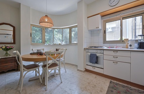 Tel Aviv City Center Condo | Upscale 3 Bedroom Luxury Tel-aviv Apt.- 5 Min to the Beach