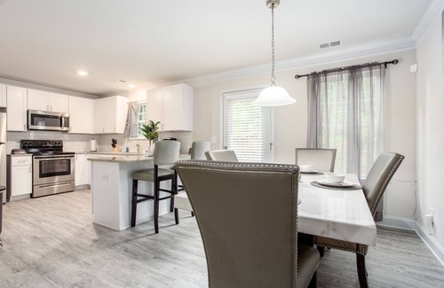 College Park House | Upscale 3 bedroom townhouse *Free Wifi & Parking*