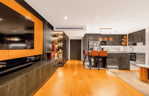 Chelsea Harbour Apartment | Upscale 3BR Apt w balcony, 3min railway station