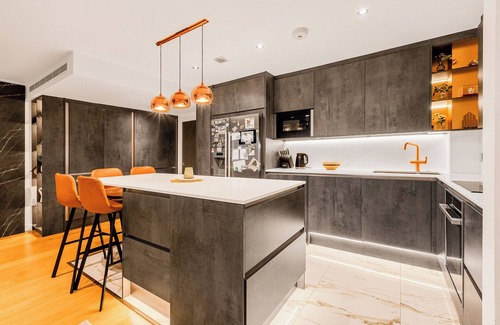 Chelsea Harbour Apartment | Upscale 3BR Apt w balcony, 3min railway station