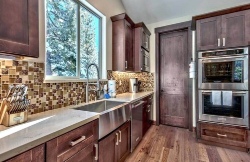 Tahoe Paradise House | Upscale Air Conditioned South Lake Tahoe Retreat