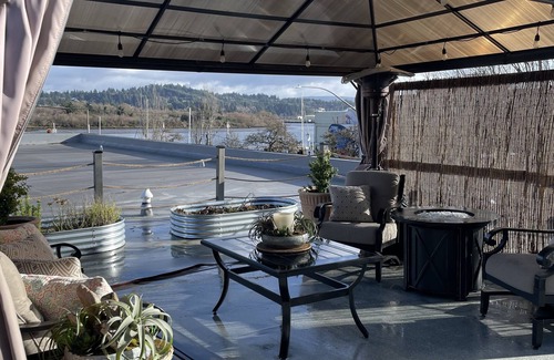 Coos Bay Apartment | Upscale apartment, roof top terrace, walk to shops, restaurants, boardwalk, park