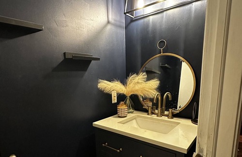 Southwyck Condo | Upscale boho suburban getaway