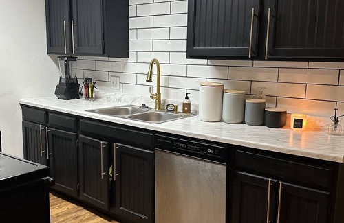 Southwyck Condo | Upscale boho suburban getaway