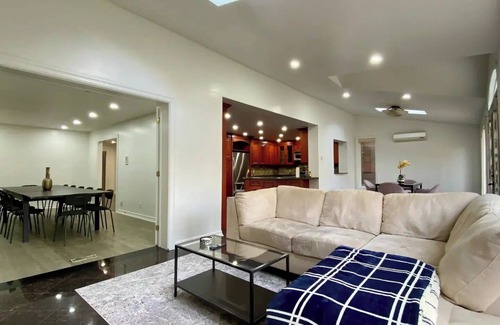 Richmond Hill House | Upscale & Bright 6 Bedroom 2.5 Bathroom House