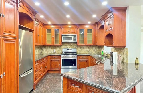 Richmond Hill House | Upscale & Bright 6 Bedroom 2.5 Bathroom House