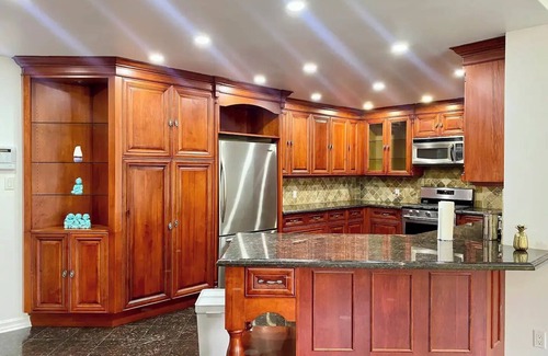 Richmond Hill House | Upscale & Bright 6 Bedroom 2.5 Bathroom House