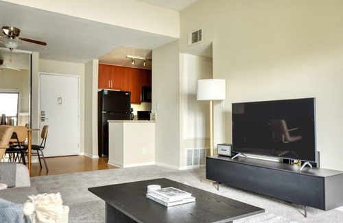 Downtown Burbank Apartment | Upscale Burbank 2BR w/BBQ, Gym & Pool, near TJ & WF, by Blueground