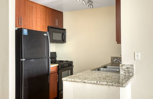 Downtown Burbank Apartment | Upscale Burbank 2BR w/BBQ, Gym & Pool, near TJ & WF, by Blueground