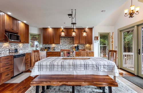 Unaka Cabin | Upscale Cabin with Mountain Views & Starlink Wi-Fi Near Rafting & Blue Ridge!