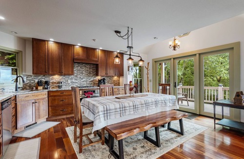 Unaka Cabin | Upscale Cabin with Mountain Views & Starlink Wi-Fi Near Rafting & Blue Ridge!
