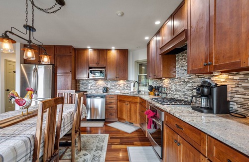 Unaka Cabin | Upscale Cabin with Mountain Views & Starlink Wi-Fi Near Rafting & Blue Ridge!