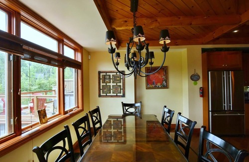 Craigleith Ski Chalet | Upscale chalet with private hot tub . Five minutes to blue mountain village .