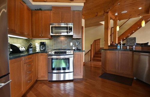 Craigleith Ski Chalet | Upscale chalet with private hot tub . Five minutes to blue mountain village .