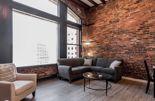 Downtown Portland Apartment | Upscale City Apartment Signature Location