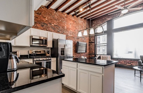 Downtown Portland Apartment | Upscale City Apartment Signature Location