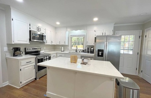 Newell Apartment | Upscale Classy Cozy Fun 6King