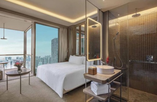 Orchard Hotel | Upscale Clean Tech Hotel Next to Famous Orchard Rd Club King w Balcony