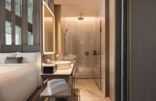 Orchard Hotel | Upscale Clean Tech Hotel Next to Famous Orchard Rd Club King w Balcony