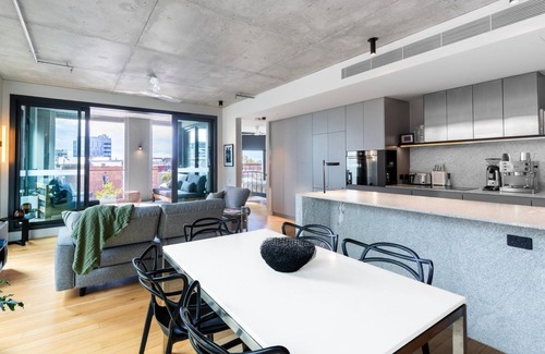 Collingwood Apartment | Upscale Collingwood Retreat - High-End Apartment with Car Park