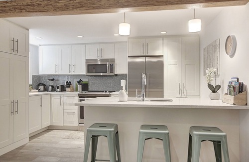 Grandview-Woodland House | Upscale Comfort on The Drive with AC (Family-Friendly & Business Travel Ready)