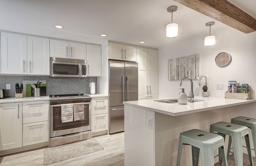 Grandview-Woodland House | Upscale Comfort on The Drive with AC (Family-Friendly & Business Travel Ready)