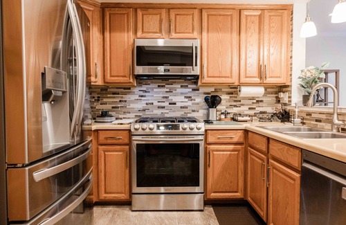 Playa Del Rey Condo | Upscale Condo - Pool, Gym, Close to Beach